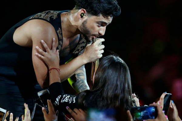 Maluma tiene a Vintildea a sus pies pero no a Lali Espoacutesito