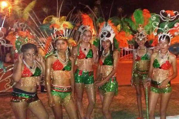 Pampa de los Guanacos tuvo una explosioacuten de diversioacuten y colores por la fiesta de Carnaval
