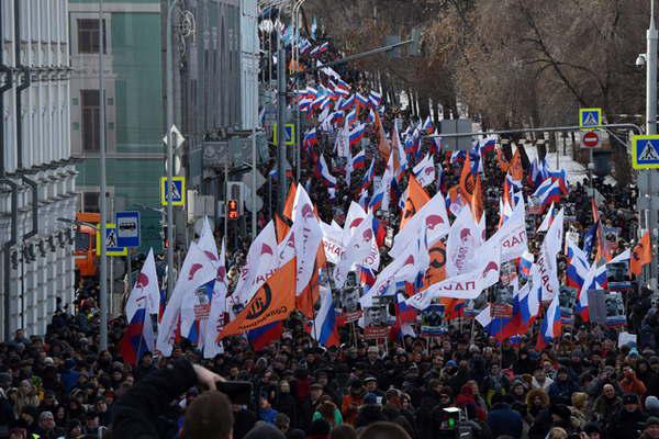 Miles de personas marcharon en Moscuacute para pedir justicia por el crimen sin resolver de un liacuteder opositor