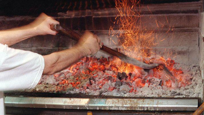 Reavivaba el fuego del asado con nafta se quemoacute y estaacute grave