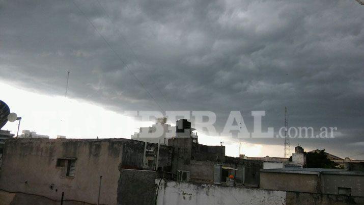 Así estaba el cielo minutos antes de que se largó la torrencial lluvia