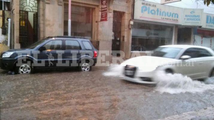 Cae una torrencial lluvia en Santiago del Estero