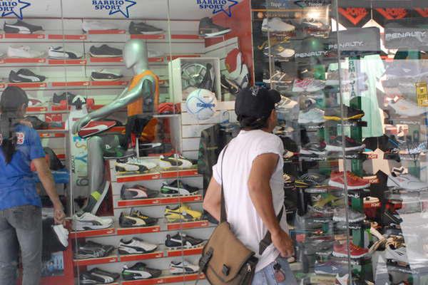 Desde la Caacutemara indican que hoy habraacute varios comercios abiertos