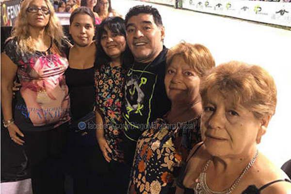Diego Maradona cumplioacute el suentildeo de sus padres y viajoacute a Corrientes en familia