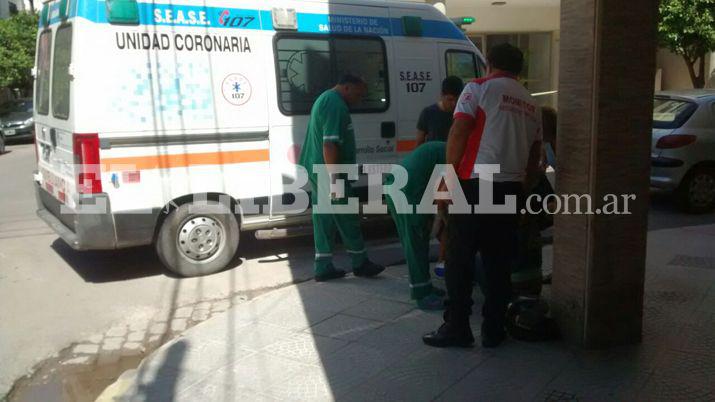 Perdioacute el control de su moto y chocoacute contra un automoacutevil