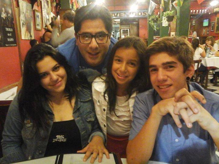 Martín Paz eligió esta foto familiar para cambiar su portada de Facebook Antes aparecía cantando con Los Manseros Santiagueños