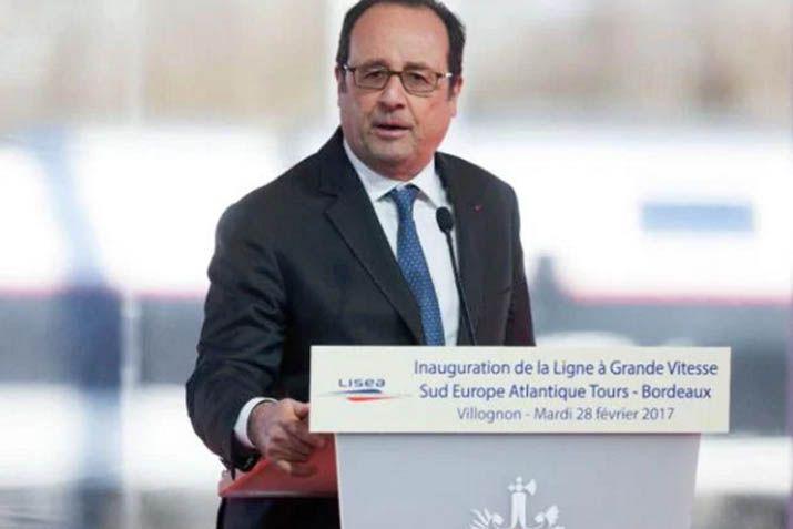 El policía accionó el arma en medio del discurso del presidente de Francia