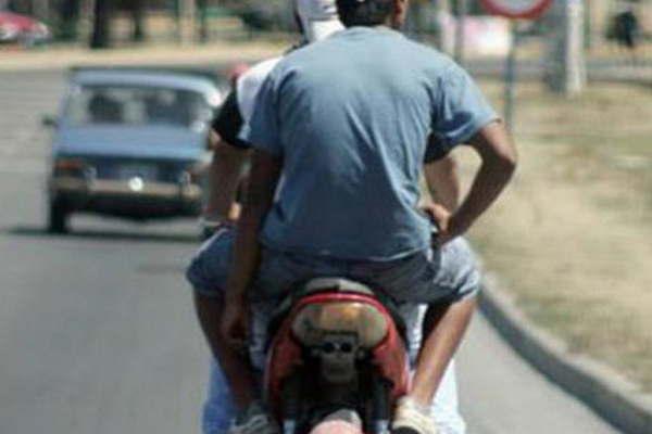 Por robos Tucumaacuten quiere prohibir que 2 hombres circulen en una moto