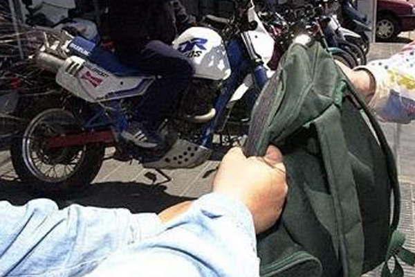 Motochorros atacan a  una profesora antildeatuyense a metros de su casa