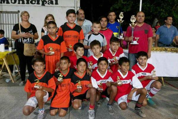 La Direccioacuten de Deportes de Villa Ojo de Agua premioacute a cientos de nintildeos que participaron del baby fuacutetbol