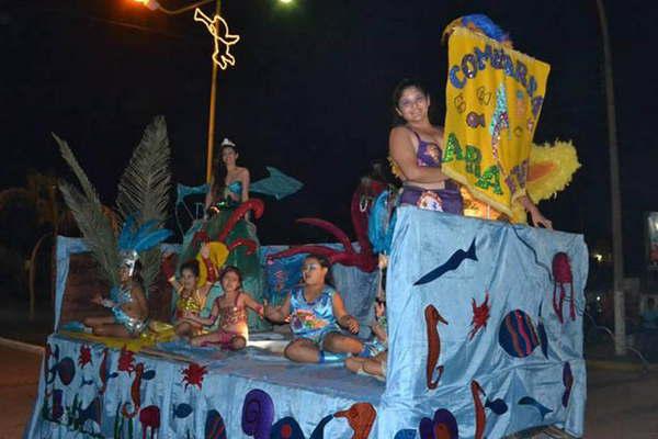 Antildeatuya finalizoacute los festejos con el desfile de carrozas por diferentes calles de la ciudad