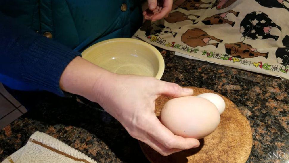 Notoacute que un huevo era demasiado grande y al romperlo se llevoacute una sorpresa