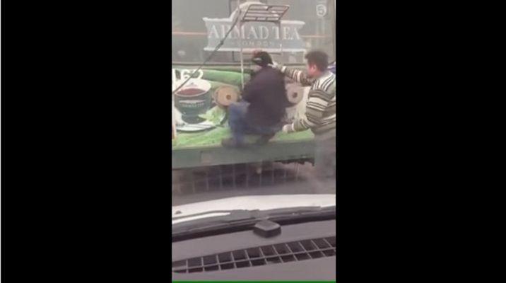 Por intentar viajar gratis en colectivo se llevoacute una paliza del chofer