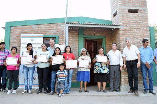 Entregaron viviendas sociales en la localidad de Villa Nueva 
