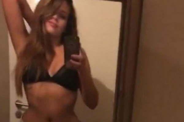 Barbie Veacutelez les dedicoacute un sensual baile frente al espejo a quienes la criticaron por su participacioacuten en un carnaval