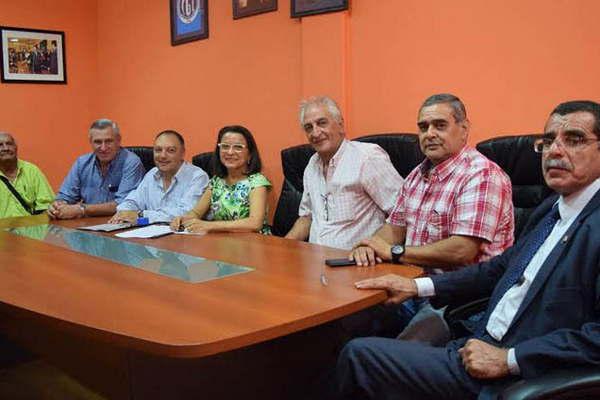 Firma de convenio para brindar mejores condiciones laborales a trabajadores golondrina santiaguentildeos