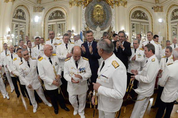 Entregaron los sables a los cuadros superiores de las Fuerzas Armadas