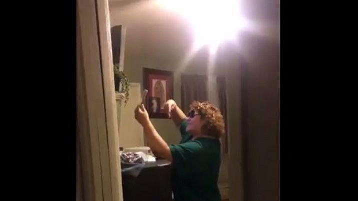 La imperdible reaccioacuten de una mamaacute al ser descubierta tomaacutendose un selfie