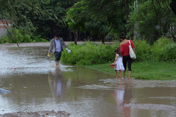 Un verdadero diluvio dejoacute 250 familias afectadas en los distintos barrios en plena madrugada