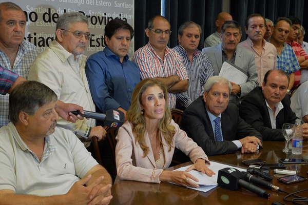 La gobernadora anuncioacute suba del 20-en-porciento- al baacutesico de docentes y empleados puacuteblicos entre otras mejoras