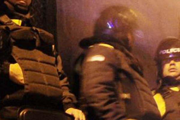 Detienen a una mujer por el crimen de un hombre en un motel