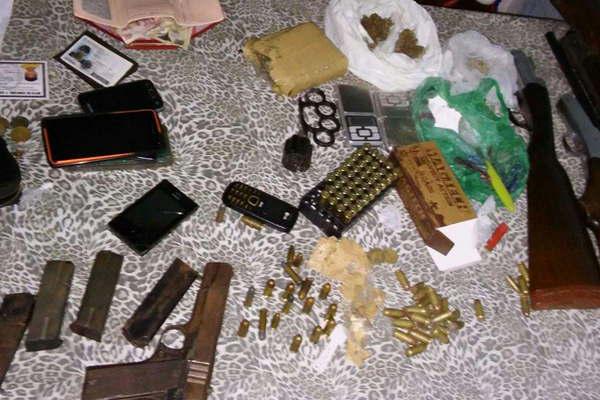 Detienen a cinco hombres y secuestran 166000 drogas y armas de fuego en operativo antidrogas