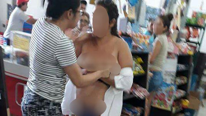 Desnudaron a una mujer que habría robado un supermercado