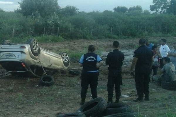Vuelco de auto y susto para una familia