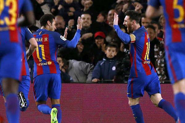 Messi llevoacute a la punta al Barcelona