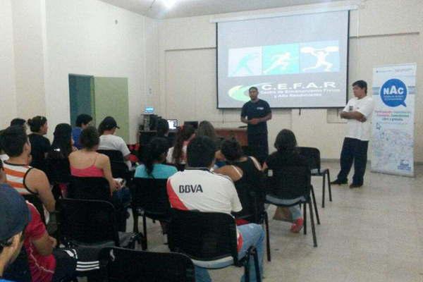 Dictan curso de Word y de Excel en el aula para docentes y estudiantes