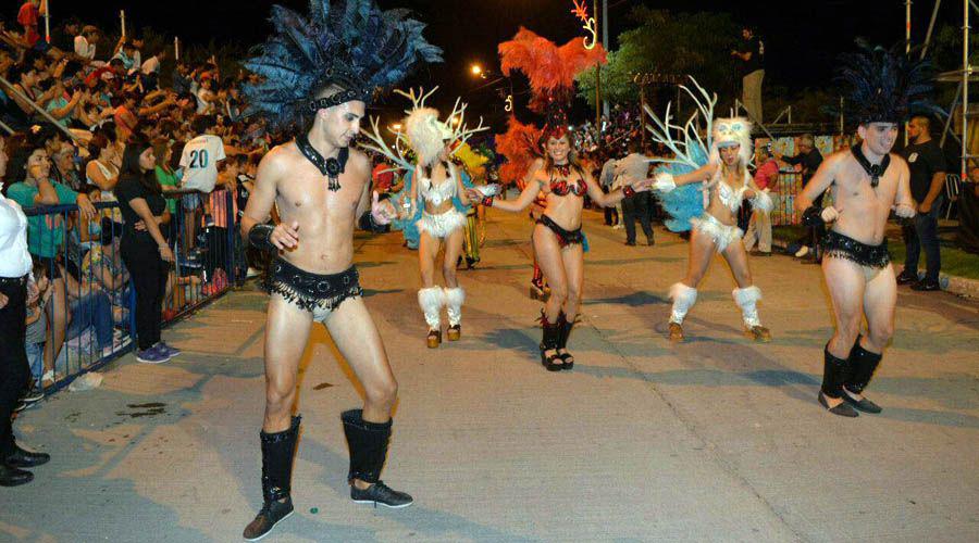 Miles de santiaguentildeos disfrutaron de la apertura a los Corsos de Carnaval 2017