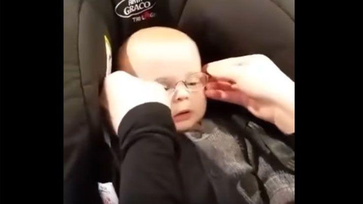 Emocionante reaccioacuten de un bebeacute que mira a su madre por primera vez