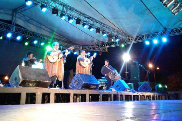 Los Manseros volvieron a actuar en Santiago sin Martiacuten hijo de Onofre Paz