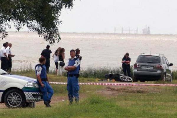 Asaltoacute a un policiacutea con un arma de aire comprimido y terminoacute muerto luego de escapar en una motocicleta