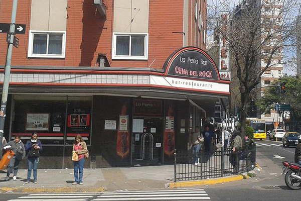 El legendario bar La Perla de Once fue reemplazado por una pizzeriacutea con pantallas LED