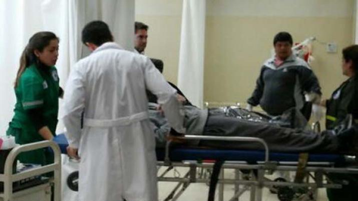 Choque entre un camioacuten y una camioneta deja un herido