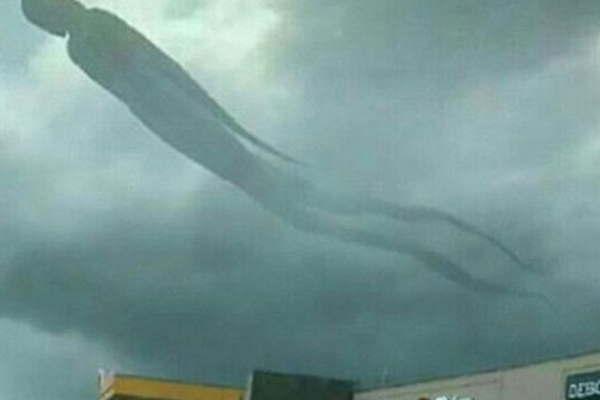 IMPACTANTE La figura apareció sobre un centro comercial