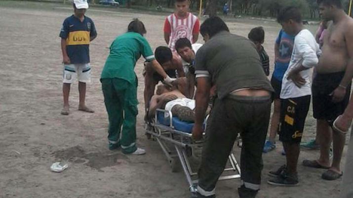 Un campeonato de fuacutetbol terminoacute a los tiros y con dos policiacuteas heridos