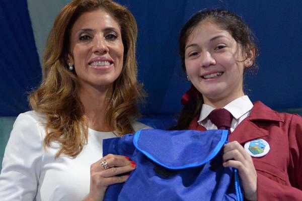 Escuelas del interior recibieron uacutetiles ayuda econoacutemica y premios