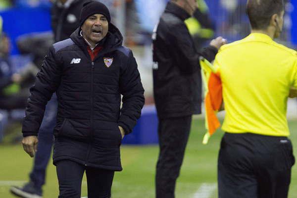 Sevilla empatoacute y quedoacute a cuatro puntos del Barccedila