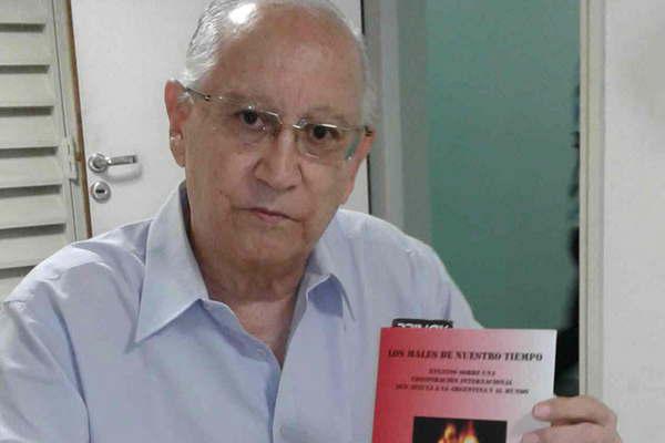 El doctor Mario A Corvalaacuten presentaraacute su primer libro 