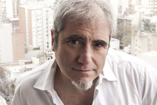 Periodista reveloacute que a su madre no le resultoacute faacutecil aceptar que eacutel era gay  