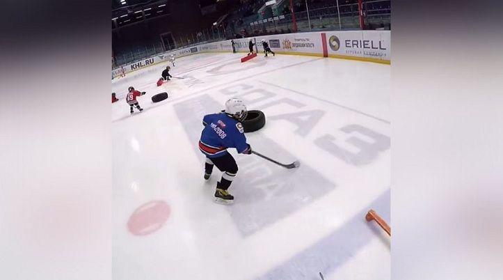 El tremendo entrenamiento de pequentildeos jugadores de hockey sobre hielo