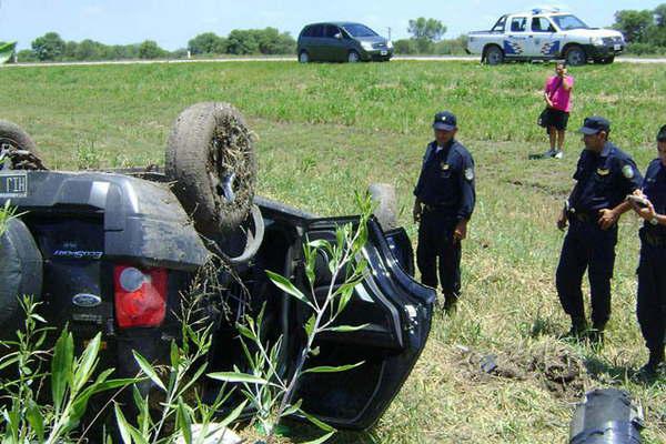Gendarme y un agente de la policiacutea protagonizaron un grave accidente sobre ruta 34 y 5 