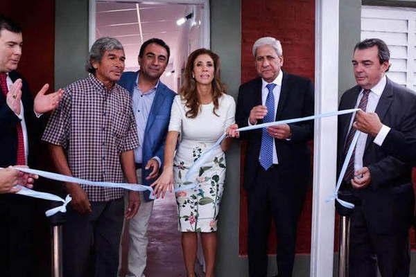 La gobernadora hizo posible un techo digno para familias de Estacioacuten Simbolar
