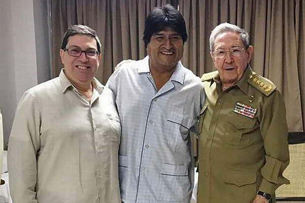 Evo Morales tiene noacutedulos en la garganta y deberaacute operarse en Cuba 