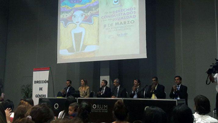 Mujeres santiaguentildeas participan de un acto en su honor