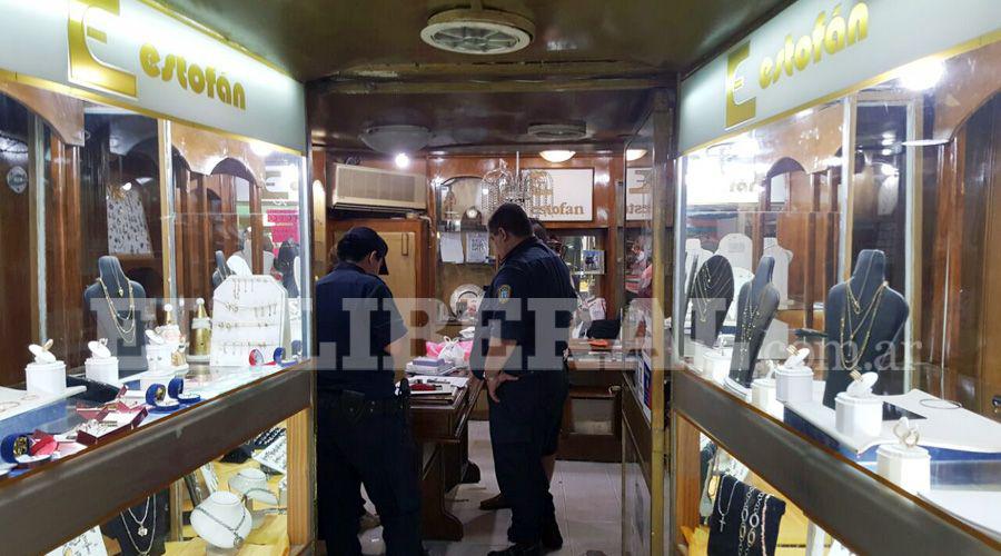 Solitario ladroacuten fue atrapado in fraganti robando una joyeriacutea