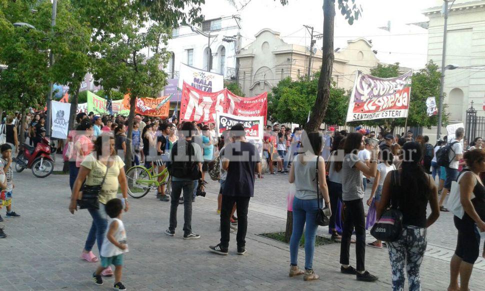 Miles de santiaguentildeos se sumaron a la marcha por el Diacutea de la Mujer