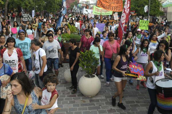 Las santiaguentildeas salieron a las calles a pedir por  sus derechos y decirle basta a la violencia de geacutenero